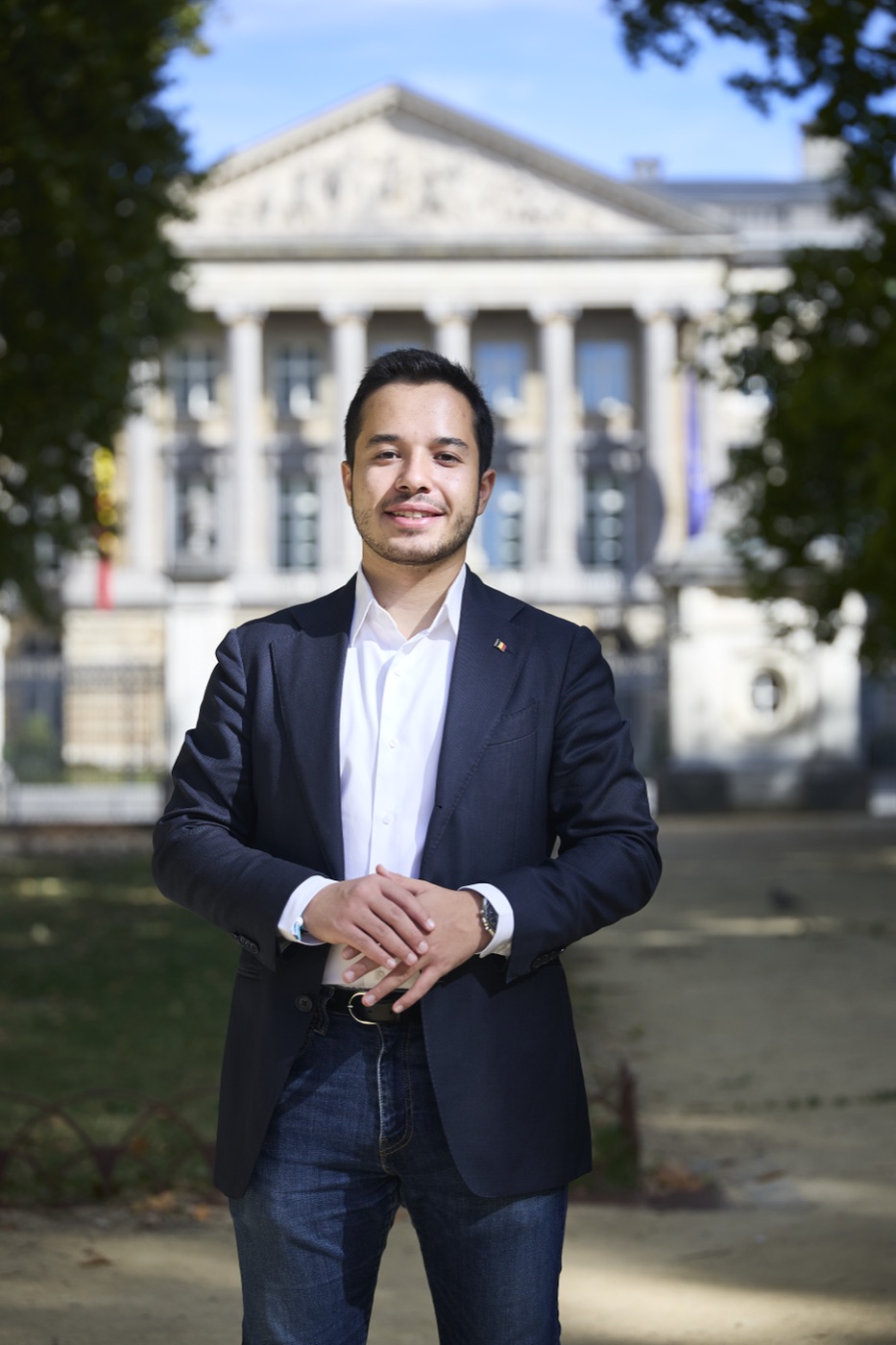 Ismaël Nuino devant le Palais de la Nation